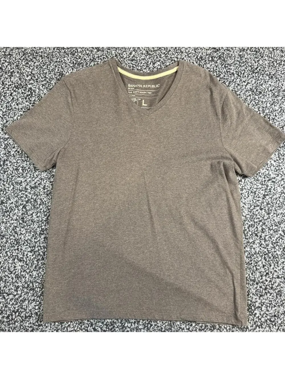 Banana Republic gray v-neck t-shirt in size L
